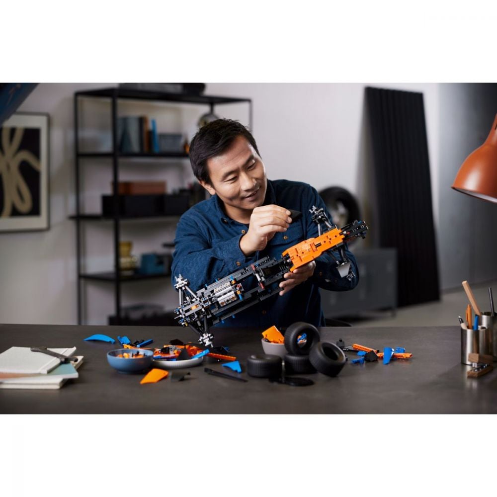 LEGO® Technic - Състезателна кола McLaren Formula 1™ (42141)