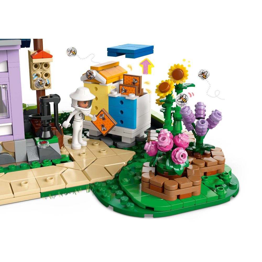 LEGO® Friends - Пчеларска къща и цветна градина (42669)