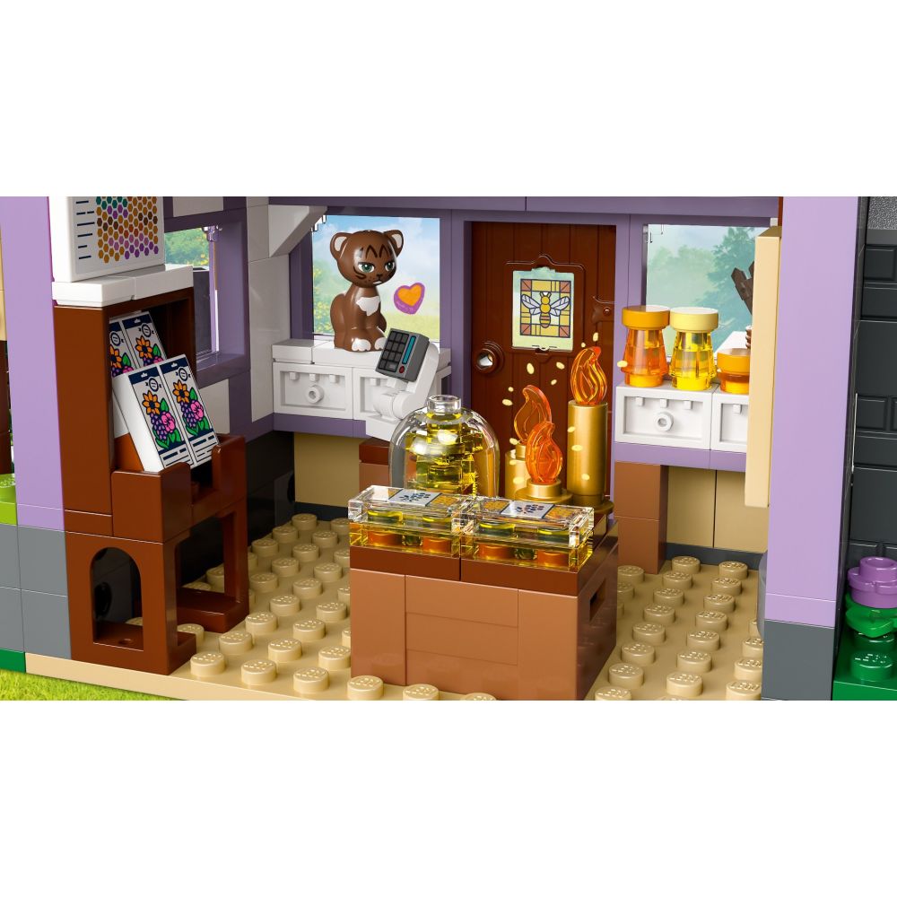 LEGO® Friends - Пчеларска къща и цветна градина (42669)