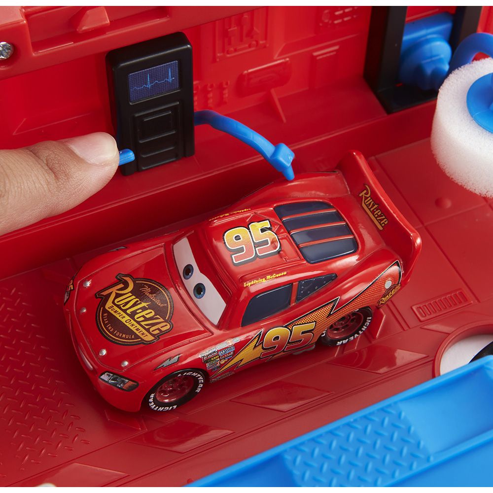 Комплект за игра, Disney Cars, Camion Transformabil Mack , HDC75