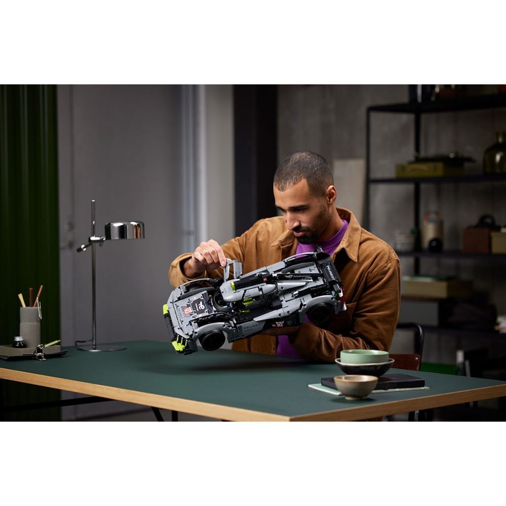 LEGO® Technic - PEUGEOT 9X8 24H Le Mans Hybrid Hypercar (42156)