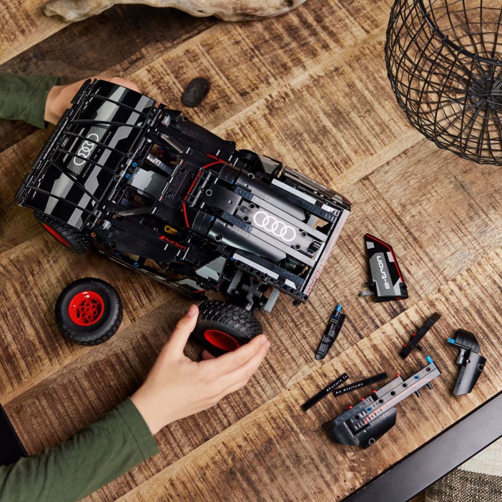 LEGO® Technic - Audi RS Q e-tron (42160)