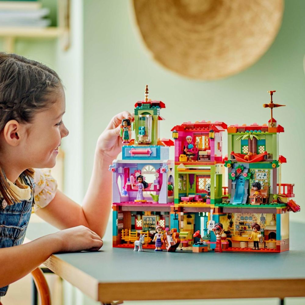 LEGO® Disney - Магическата къща на семейство Мадригал (43245)