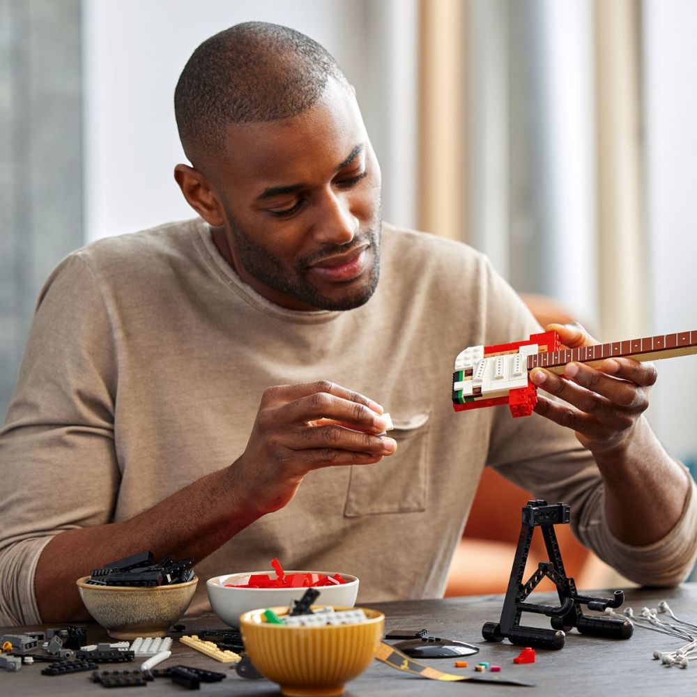 LEGO® Ideas - Fender® Stratocaster™ (21329)