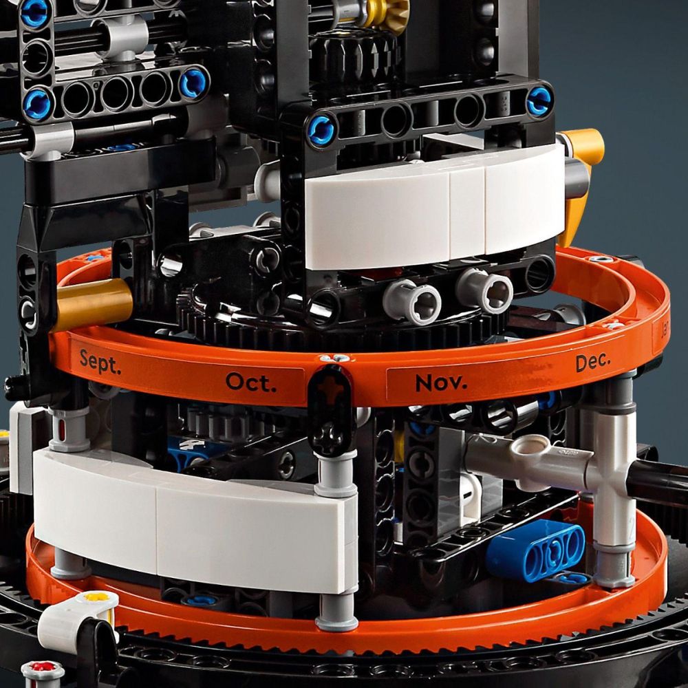 LEGO® Technic - Планетата Земя с Луната в орбита (42179)
