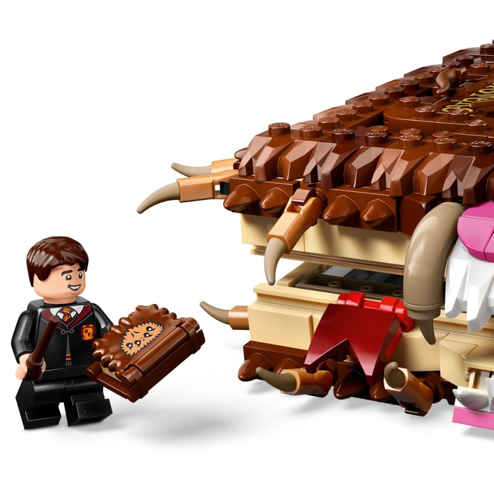 LEGO® Harry Potter - Чудовищна книга за чудовища (76449)