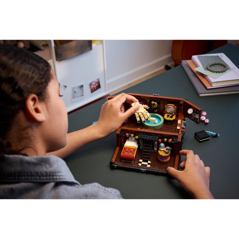 LEGO® Wednesday - Апартаментът на Нещото (76785)