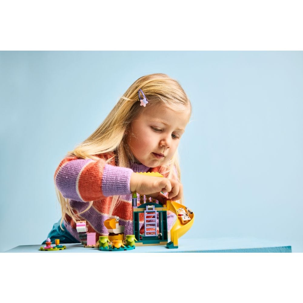 LEGO® Bluey - На площадката с Блуи и Клои (11201)
