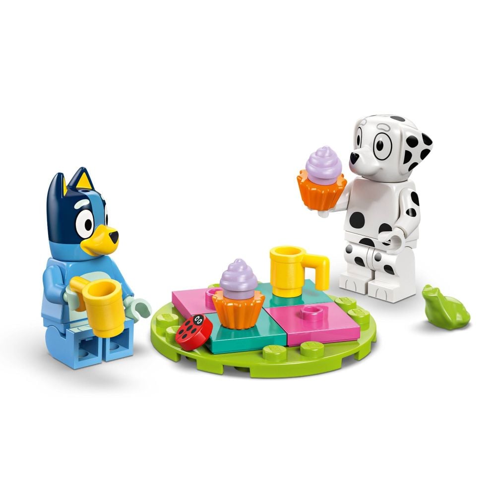 LEGO® Bluey - На площадката с Блуи и Клои (11201)