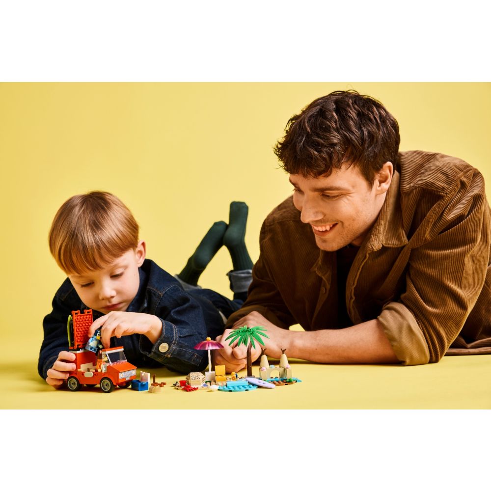 LEGO® Bluey - Пътуване до плажа със семейната кола на Блуи (11202)
