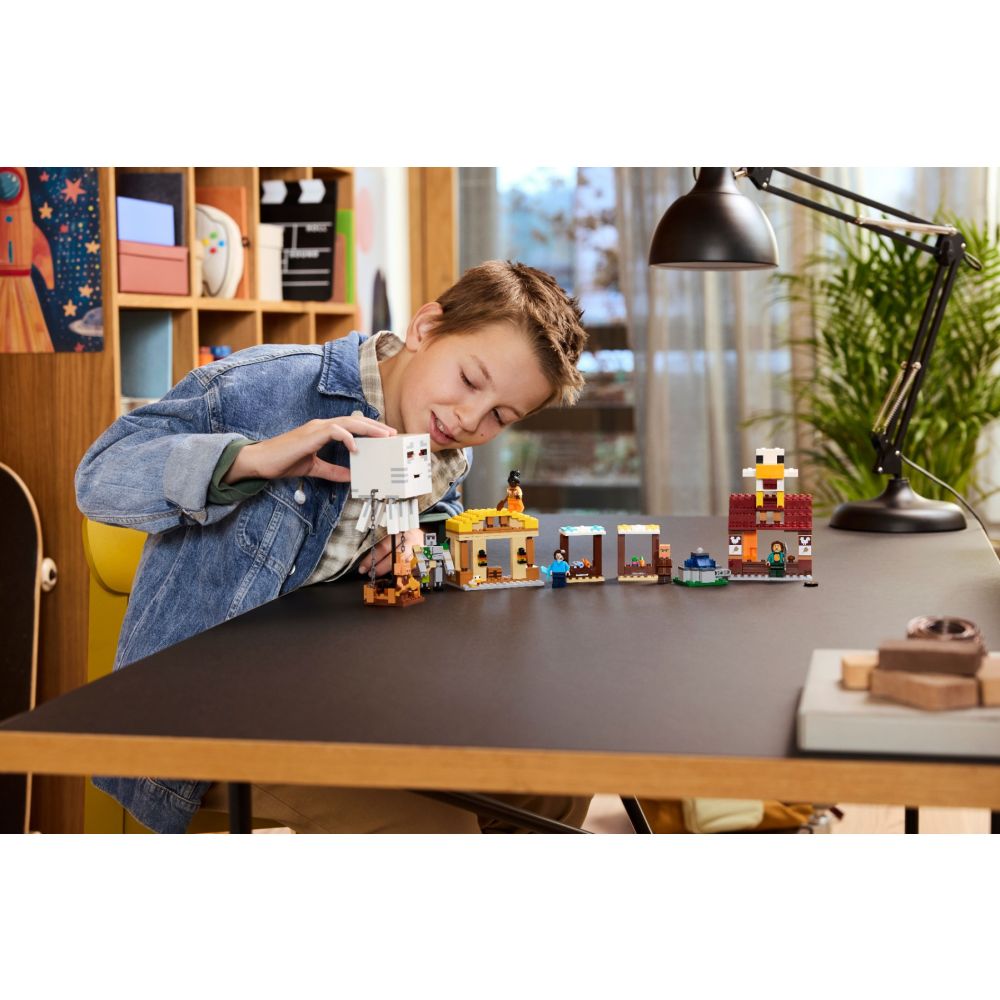 LEGO® Minecraft - Нападението на огнения призрак-балон в селото (21273)