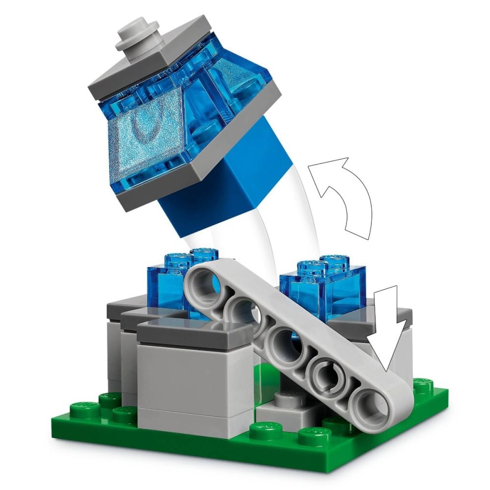 LEGO® Minecraft - Нападението на огнения призрак-балон в селото (21273)