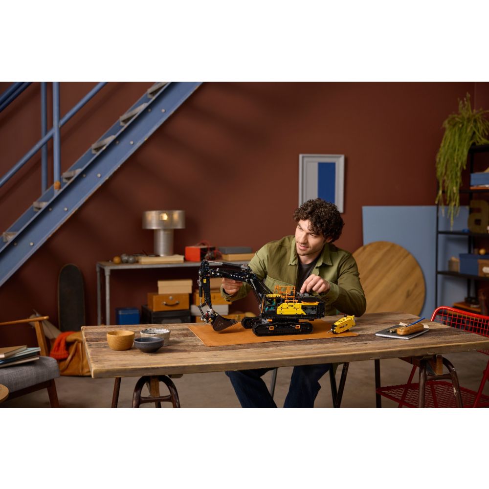LEGO® Technic - Екскаватор Volvo EC500 Hybrid (42215)