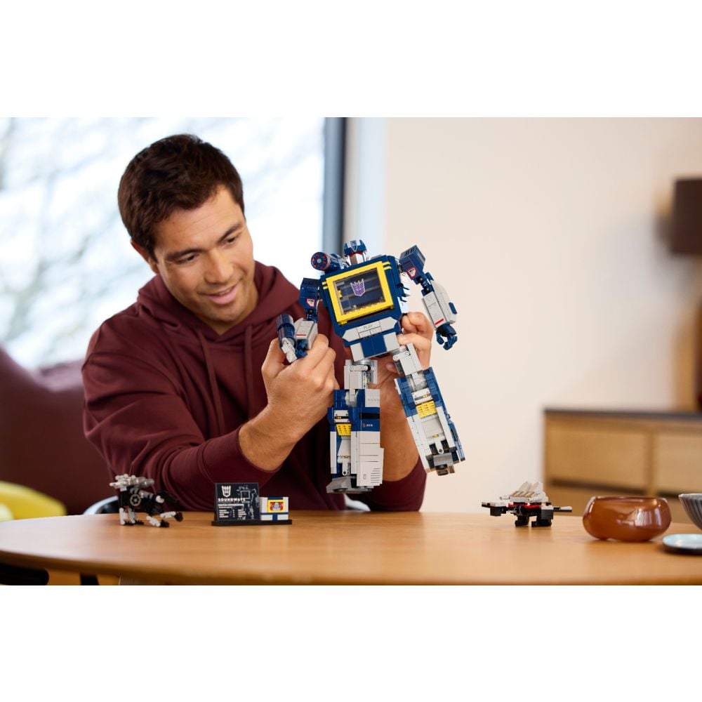 LEGO® Icons - Transformers: Soundwave (10358)