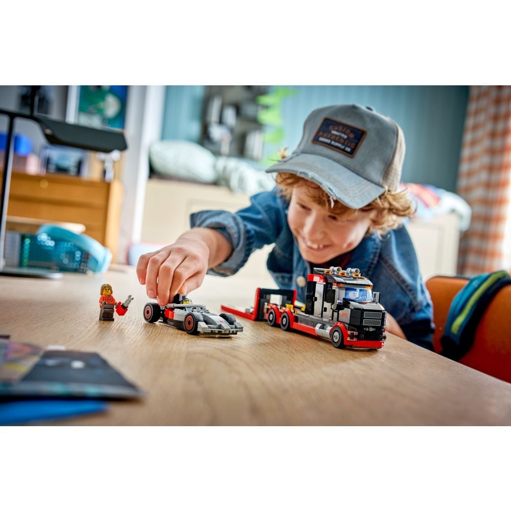 LEGO® City - Камион F1® за показване със състезателна кола Audi F1® (60493)