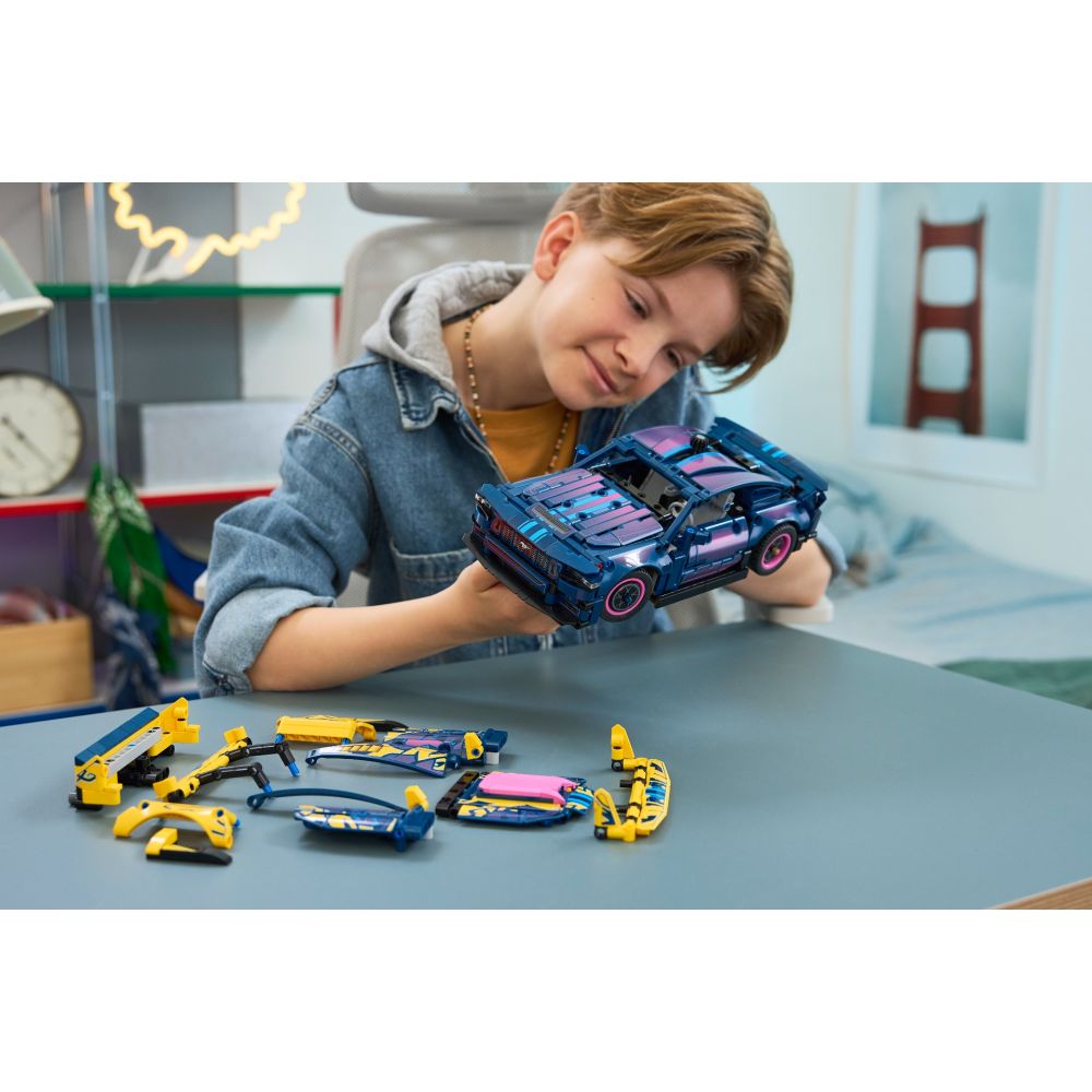 LEGO® Technic - Кола с персонализиран гараж Ford Mustang GT (42236)