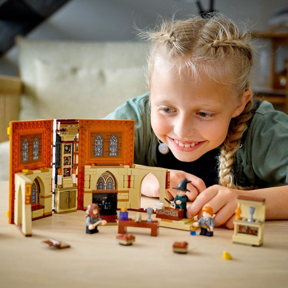 LEGO® Harry Potter™ - Момент в Хогуортс: час по трансфигурация (76382)