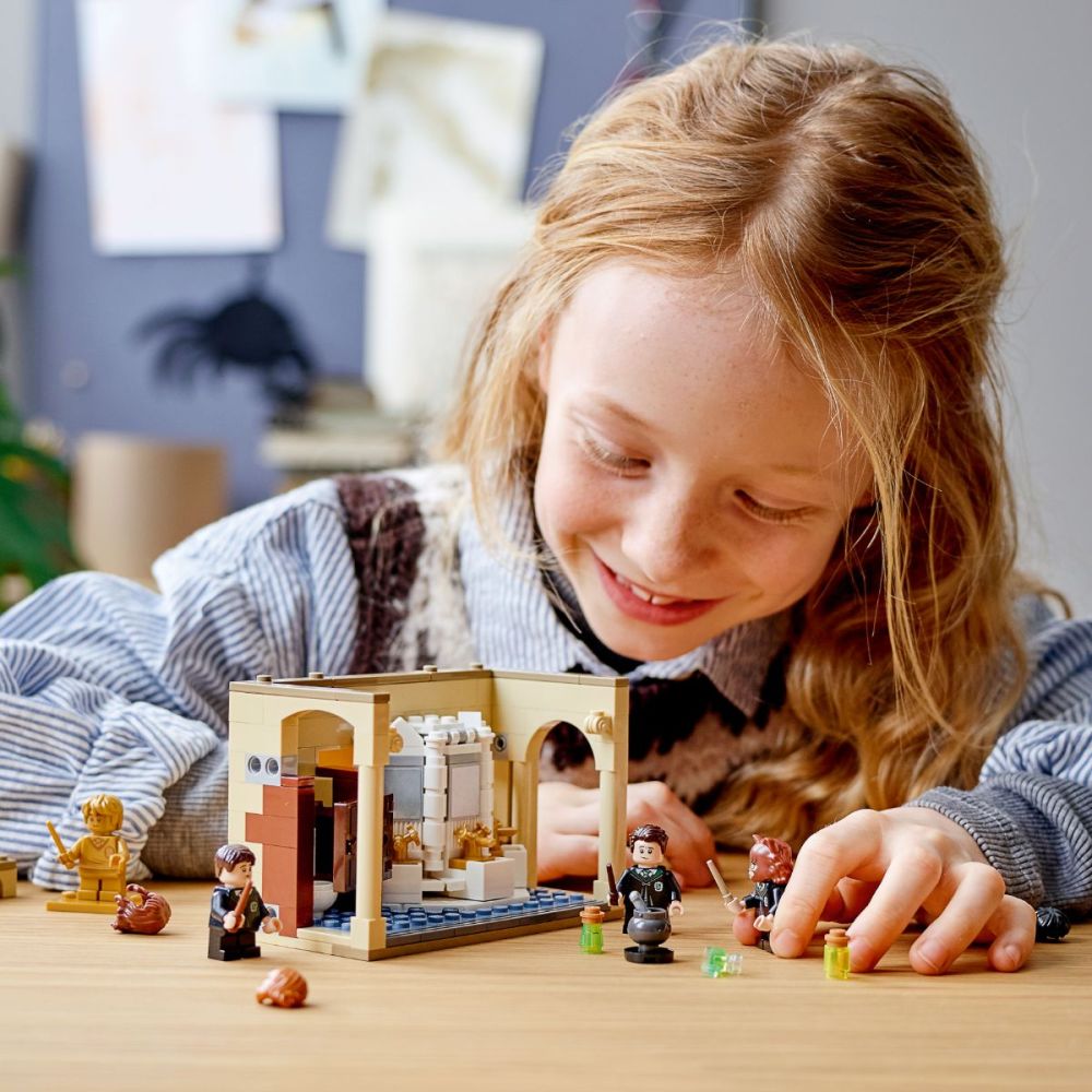 LEGO® Harry Potter - Хогуортс: грешка с многоликова отвара (76386)