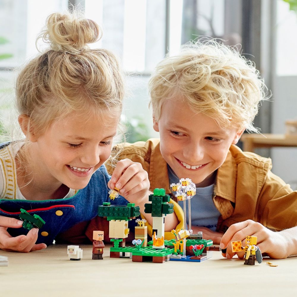 LEGO® Minecraft™ - Пчелна ферма (21165)