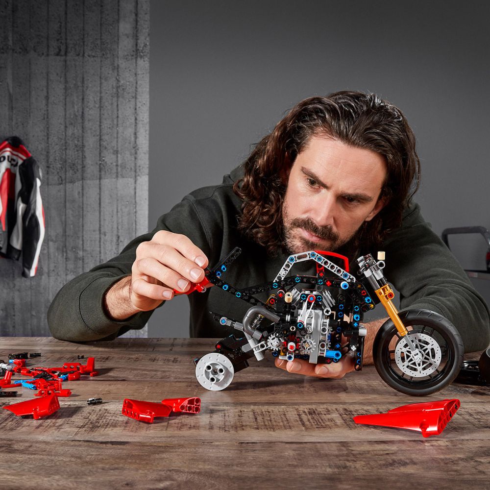 LEGO® Technic - Мотоциклет Ducati Panigale V4 R (42107)