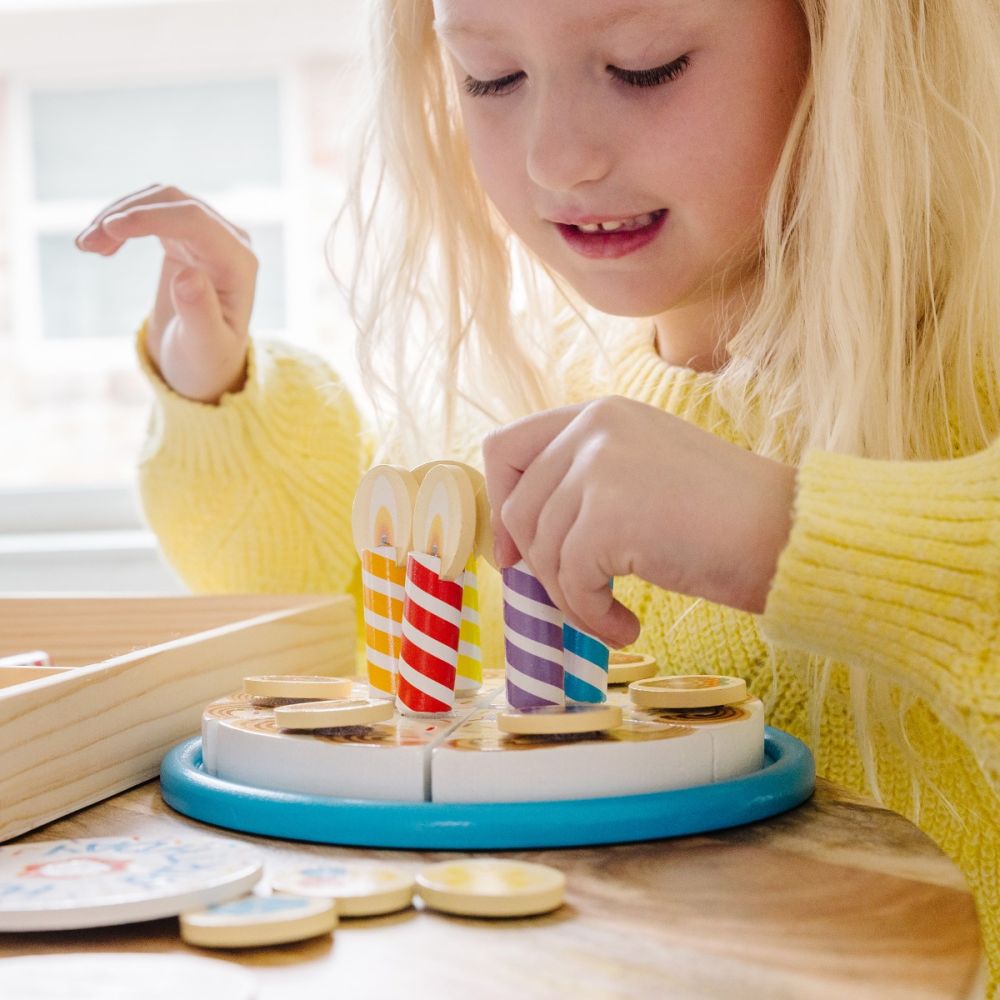 Дървен комплект за игра, Melissa & Doug, Празнична торта, 34 части, 6074876