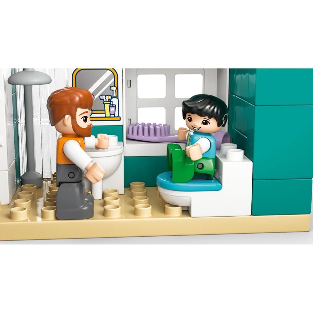 LEGO® DUPLO - Модерна семейна къща „3 в 1“ с фигури (10470)