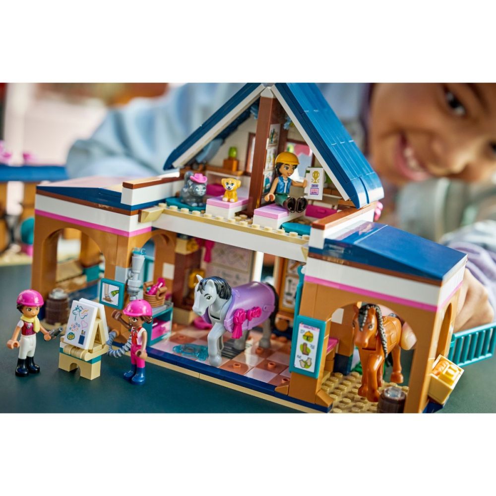 LEGO® Friends - Конюшня и академия по езда (42688)
