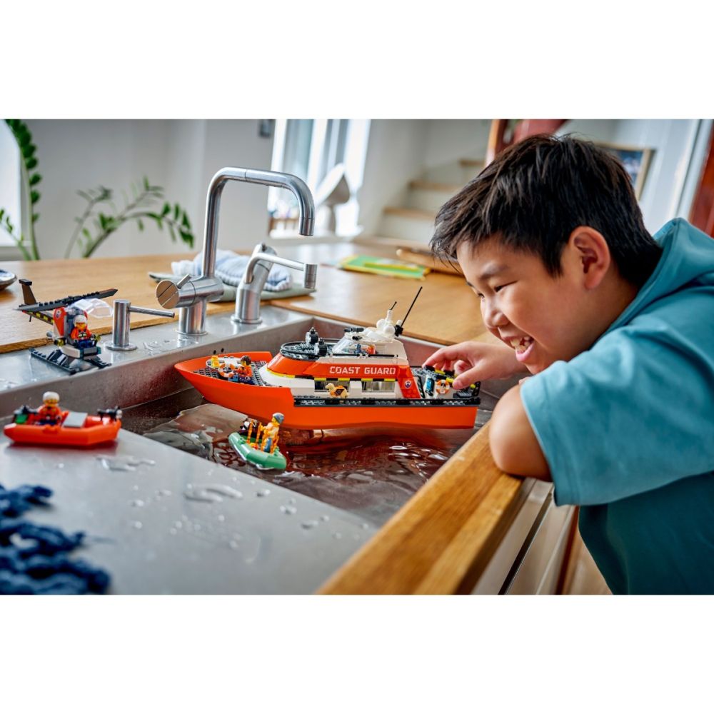 LEGO® City - Спасителен катер и хеликоптер на бреговата охрана (60504)