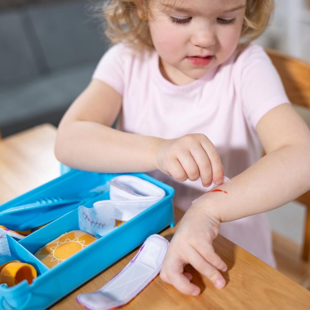 Комплект за първа помощ Melissa & Doug с бинтове за многократна употреба, 16 части, 6074904