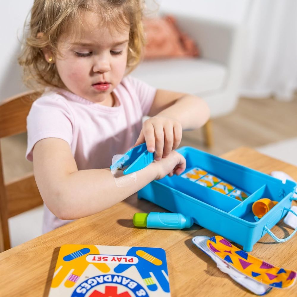 Комплект за първа помощ Melissa & Doug с бинтове за многократна употреба, 16 части, 6074904