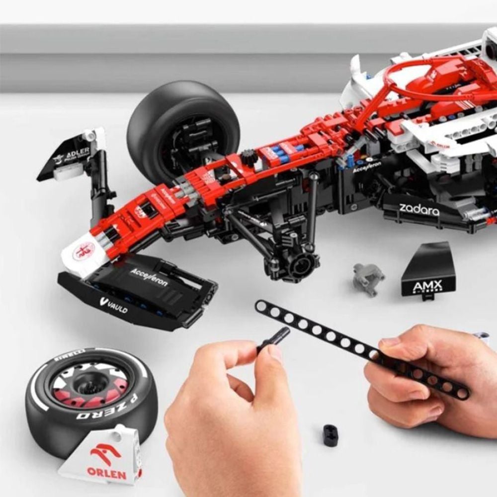Комплект за сглобяване на количка с дистанционно, Rastar, Alfa Romeo, F1 C42, 1:8, 2261 части