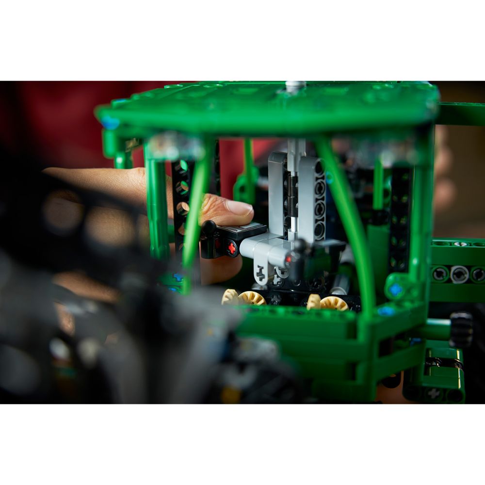 LEGO® Technic - Горски влекач John Deere 948L-II (42157)