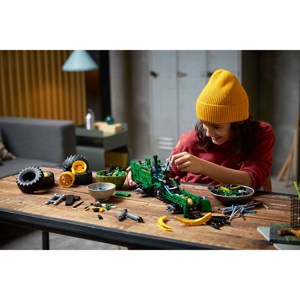 LEGO® Technic - Горски влекач John Deere 948L-II (42157)