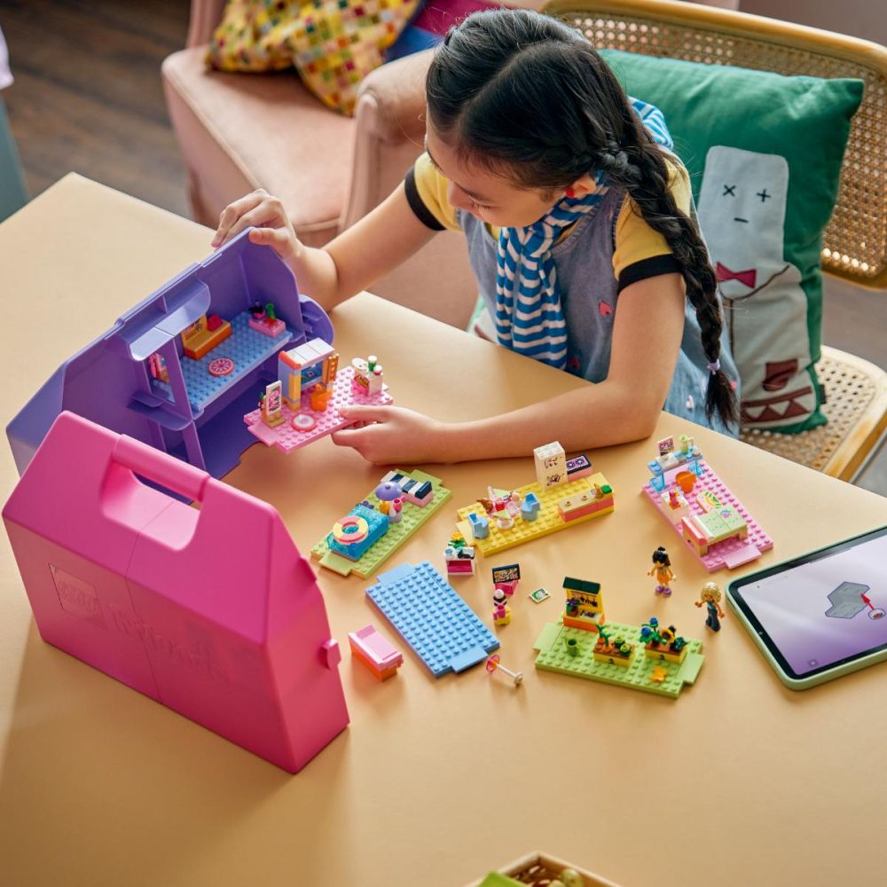 LEGO® Friends - Творчески куфар с къща за кукли (42697)